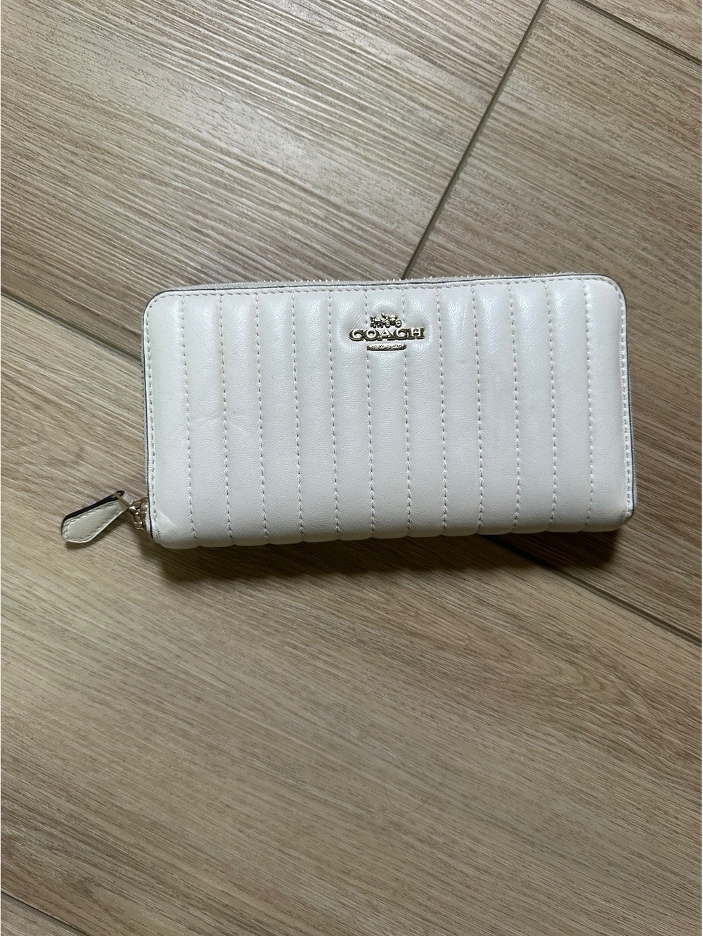 Coach Women's White Leather Quilted Zip-Around Wallet with Gold Hardware - Good
